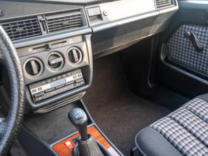 Bild 12/15 von Mercedes-Benz 190 E (1990)