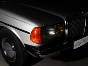 Image 24/25 of Mercedes-Benz 300 D (1985)