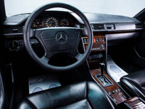 Imagen 15/29 de Mercedes-Benz E 320 (1995)