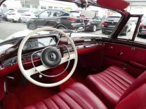 Immagine 9/29 di Mercedes-Benz 220 SE Cabriolet (1960)