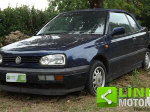 Imagen 1/10 de Volkswagen Golf III Cabrio 1.6 (1996)