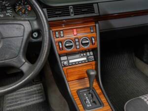 Bild 22/40 von Mercedes-Benz E 220 (1995)