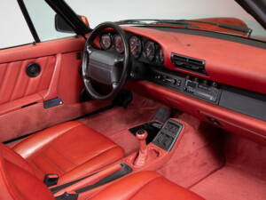 Image 26/34 of Porsche 911 Carrera 4 (1991)