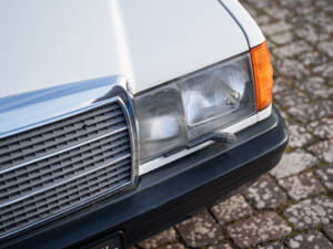 Image 5/42 de Mercedes-Benz 190 E (1984)