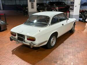 Image 4/22 de Alfa Romeo 2000 GT Veloce (1971)