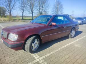 Image 6/8 of Mercedes-Benz 230 CE (1993)