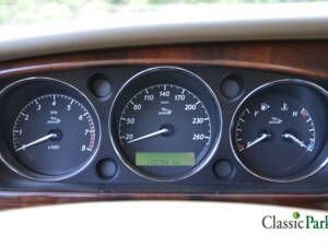 Image 33/50 of Jaguar XJ 8 3.5 (2003)