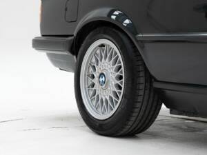 Image 14/15 of BMW 320i (1990)