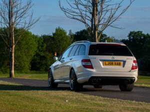 Immagine 21/50 di Mercedes-Benz C 63 AMG T (2009)