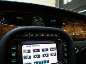 Image 48/50 of Jaguar XJ 8 4.2 (2007)