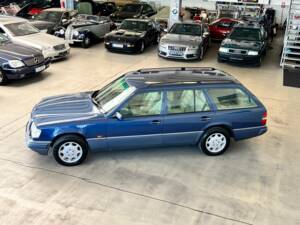 Imagen 2/40 de Mercedes-Benz E 300 T 4MATIC (1994)