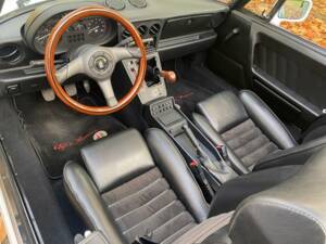 Immagine 39/50 di Alfa Romeo 2.0 Spider (1993)