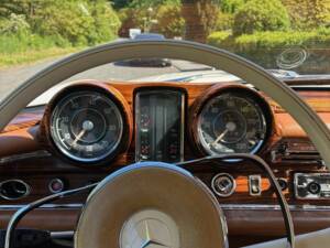 Image 10/19 of Mercedes-Benz 250 SE (1965)