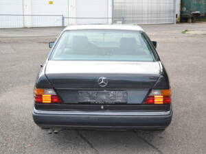 Image 5/25 de Mercedes-Benz 300 CE (1989)