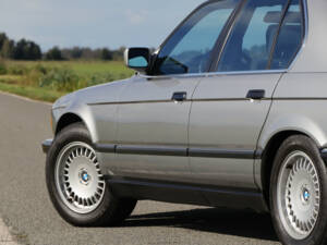 Image 24/41 of BMW 735i (1987)