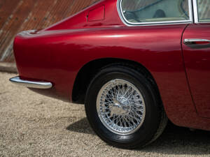 Image 18/56 of Aston Martin DB 6 Vantage (1967)