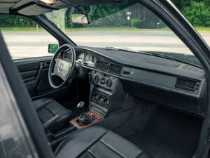 Imagen 28/51 de Mercedes-Benz 190 E 2.5-16 Evolution II (1991)