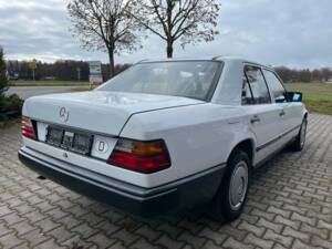 Afbeelding 5/18 van Mercedes-Benz 250 D (1988)