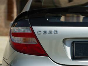 Image 11/50 of Mercedes-Benz C 320 Sportcoupé (2003)