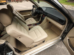 Imagen 12/74 de Mercedes-Benz E 320 (1994)