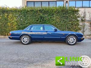 Bild 9/10 von Jaguar XJ 8 4.0 Executive (1998)