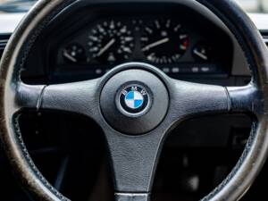 Bild 44/47 von BMW 320i (1990)