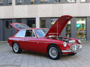 Image 35/67 of MG MGC GT (1969)