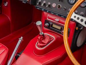 Image 19/27 of Jaguar Type E 4.2 (1965)