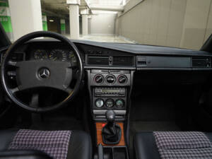 Image 23/83 of Mercedes-Benz 190 E 2.3-16 (1984)