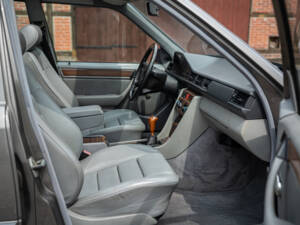 Image 34/66 of Mercedes-Benz 200 TE (1989)