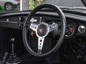 Bild 28/36 von MG MGC GT (1969)