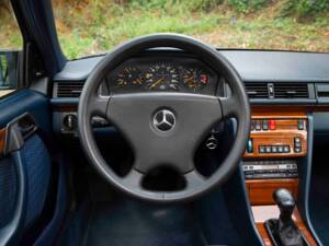 Imagen 35/53 de Mercedes-Benz 230 TE (1992)