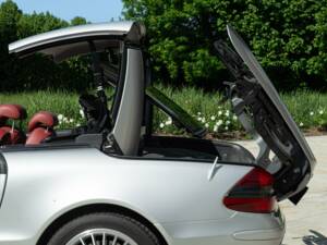 Image 22/50 of Mercedes-Benz SL 55 AMG (2002)