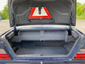 Image 27/31 of Mercedes-Benz E 220 (1994)