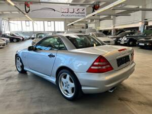 Immagine 7/40 di Mercedes-Benz SLK 230 Kompressor (1998)