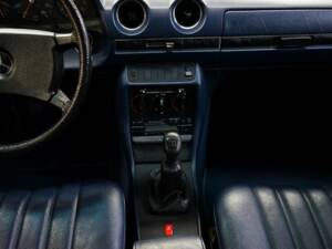 Image 18/31 of Mercedes-Benz 300 D (1982)