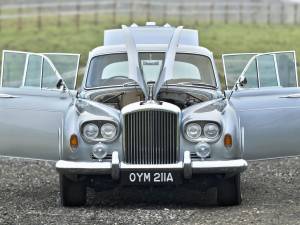 Image 22/50 of Bentley S 3 Continental Flying Spur (1963)