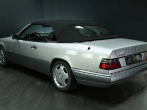 Immagine 4/30 di Mercedes-Benz E 320 &quot;Final Edition&quot; (1997)