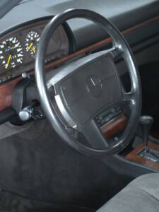 Image 34/52 of Mercedes-Benz 560 SEL (1988)