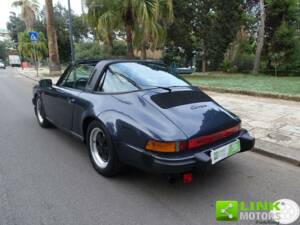 Image 8/10 of Porsche 911 Carrera 3.2 (1988)