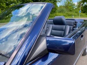 Image 15/31 of Mercedes-Benz E 220 (1994)