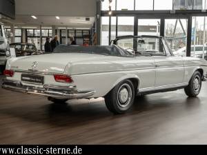 Image 5/15 de Mercedes-Benz 220 SE b (1963)