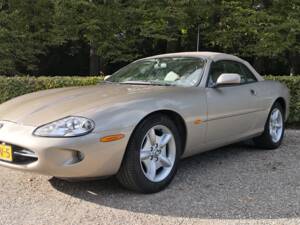 Image 2/36 of Jaguar XK8 4.0 (1998)