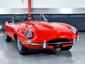 Image 6/7 de Jaguar E-Type (1968)