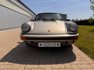 Image 32/88 of Porsche 911 Carrera 3.2 (1985)