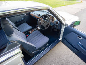 Immagine 9/28 di Mercedes-Benz 230 CE (1984)