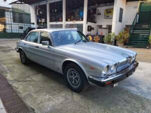 Image 9/39 de Jaguar XJ 6 4.2 (1982)