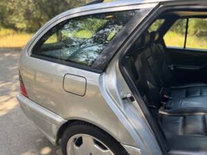 Image 30/36 of Mercedes-Benz C 43 AMG T (1998)