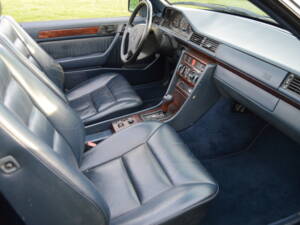 Image 10/22 of Mercedes-Benz 300 CE-24 (1993)