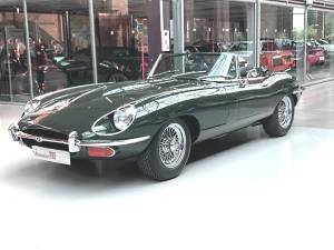 Image 2/29 of Jaguar E-Type (1969)